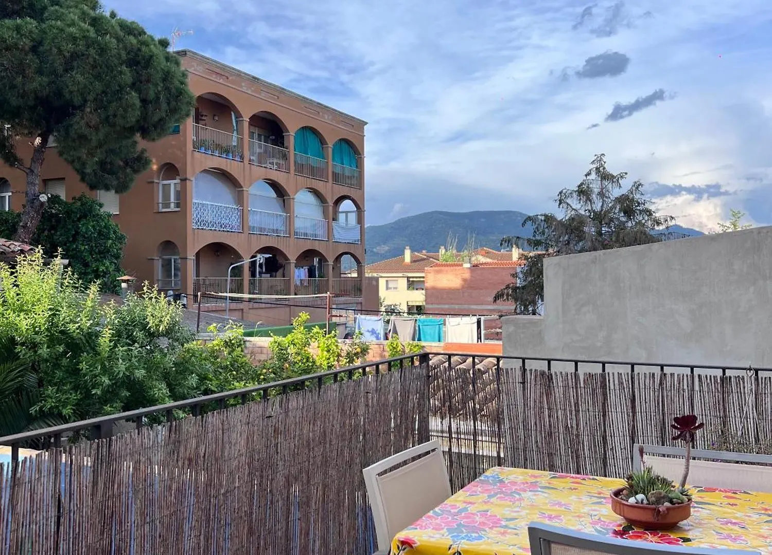 Alojamiento Con Encanto En Planta Superior Ideal Para Trabajo Y Escapadas Familiares En Montserrat contacts